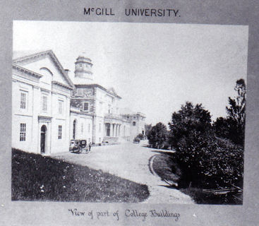 Photo montrant une partie du bâtiment du Collège McGill (Université McGill). Le bâtiment est entouré d'arbres et de pelouse. Il y a des chemins qui entrecoupent la végétation pour laisser passer des voitures comme celle qu'on peut entrevoir devant la façade.