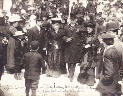 Le couple Laurier marchant dans une foule composé d'hommes, de femmes et d'enfants tous habillés dans leur habit du dimanche.