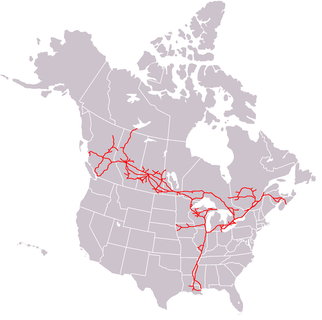 Carte de l’Amérique du nord, sur laquelle, en rouge est tracé les chemins de fer appartenant au CN. Le tracé par de l'Ile du Prince Édouard en Colombie Britannique, et du sud des État-Unis au Yukon.