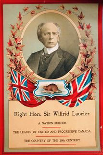 Affiche électoral de Wilfrid Laurier. L'affiche en couleur représente un portrait ovale de Wilfrid, entouré d'une couronne de feuilles d'érable. Sous l'image on retrouve le drapeau de la Grande-Bretagne et le premier drapeau canadien. Entre les deux on retrouve un castor. On retrouve dans le bas le titre de l'affiche.